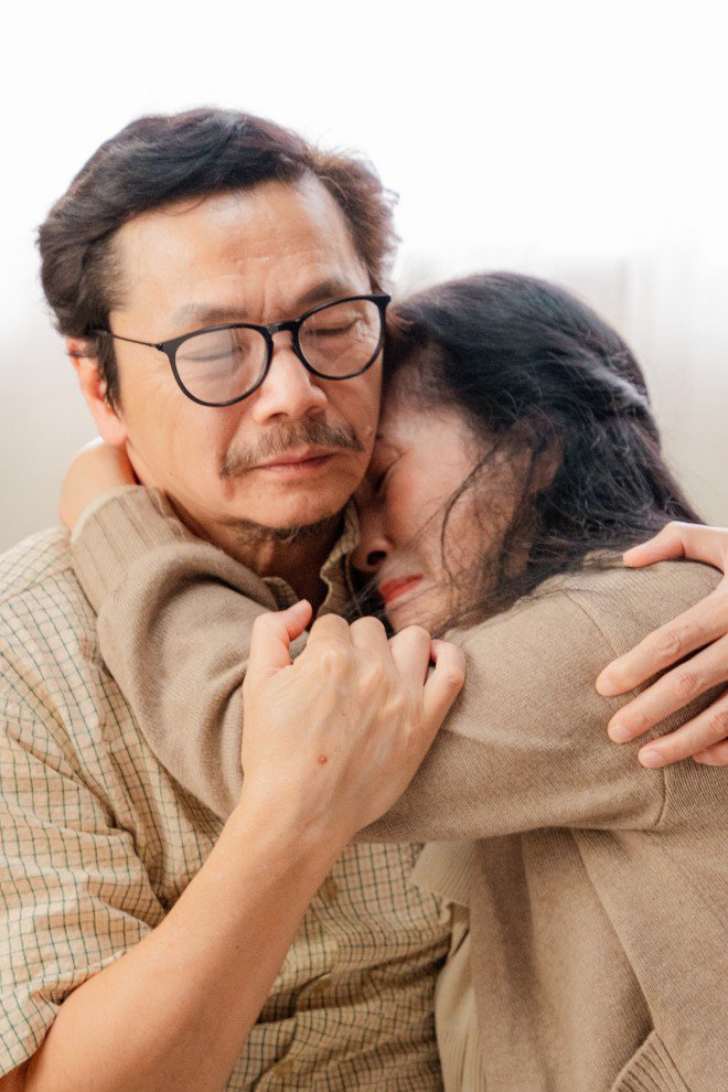 NSND Lan Hương bật khóc nức nở trên vai NSND Trung Anh trong khoảnh khắc kỷ niệm xưa ùa về.