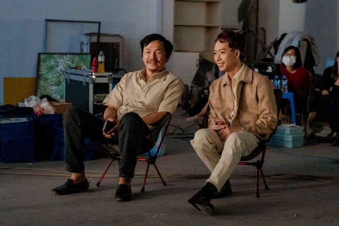 Emcee L chia sẻ, được hợp tác cùng NSND Trung Anh là vinh dự của anh, bởi đây là lần đầu tiên nam diễn viên gạo cội nhận lời đóng MV.