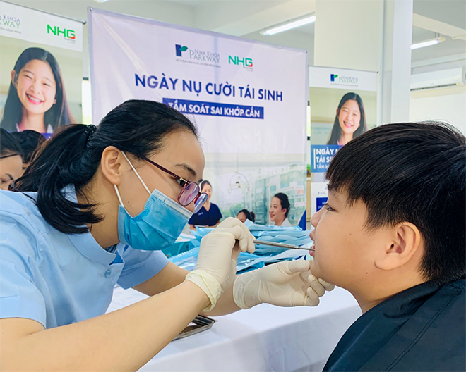 Nha khoa Parkway tầm soát khớp cắn cho trẻ em tại trường học.