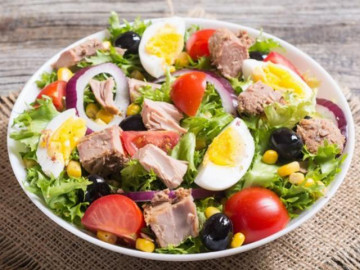 4 cách làm salad cá ngừ ngon bổ dưỡng đơn giản tại nhà