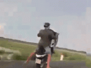 Clip Eva - Clip: Liều lĩnh bốc đầu xe, nam thanh niên nhận ngay cái kết ê chề