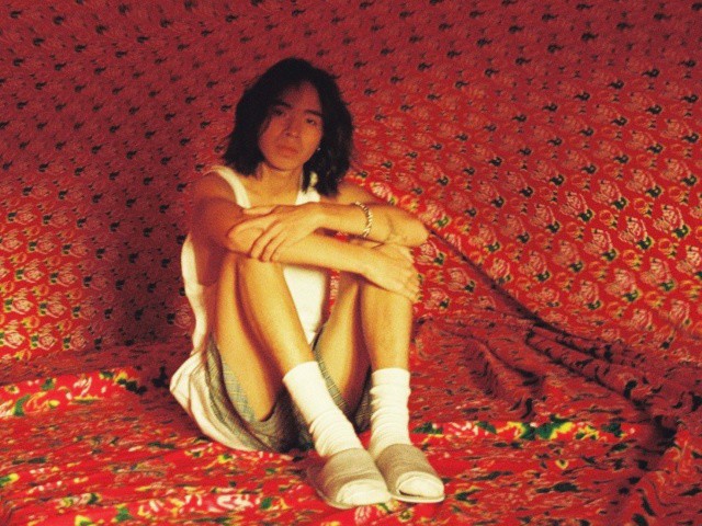 Thịnh Suy mộc mạc ôm đàn nhá hàng ca khúc mới cực ngọt