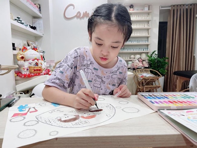 Cô bé 10 tuổi cân bằng thời gian học và hoạt động nghệ thuật.