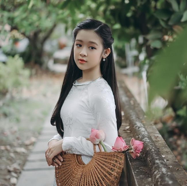 Lê Huỳnh Bảo Ngọc được khen ngợi là hoa hậu nhí Tây Đô.