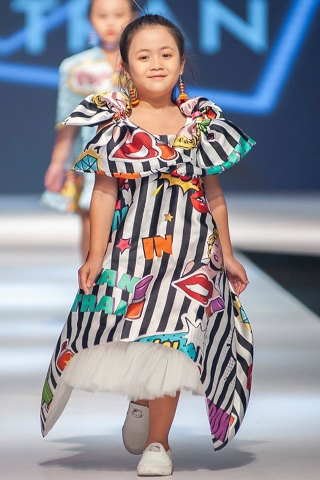 Ngoài diễn xuất, Ngân Chi còn xuất hiện nhiều trong các buổi biểu diễn thời trang.