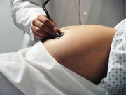 Bà bầu - Ân ái luôn dùng "áo mưa" vẫn dính bầu, 8X xem camera té ngửa phát hiện "thủ phạm"