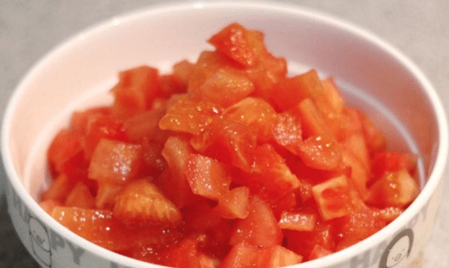 Nấu canh cà chua trứng đừng cho nước thường, đây mới là thứ nước khiến món canh ngon ngọt - 2