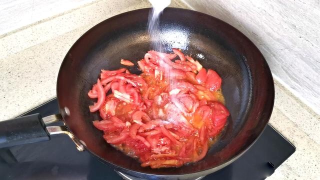 Nấu canh cà chua trứng đừng cho nước thường, đây mới là thứ nước khiến món canh ngon ngọt - 3