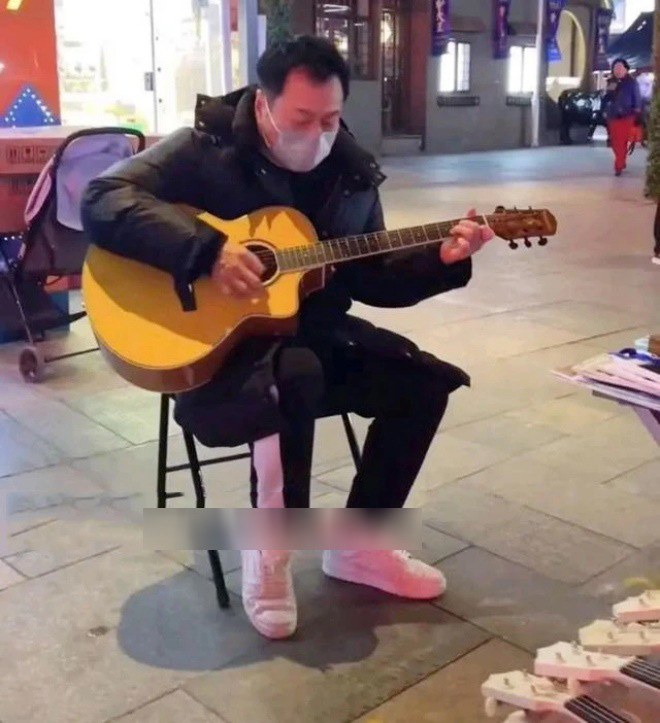 Lê Diệu Tường hát rong trên phố.