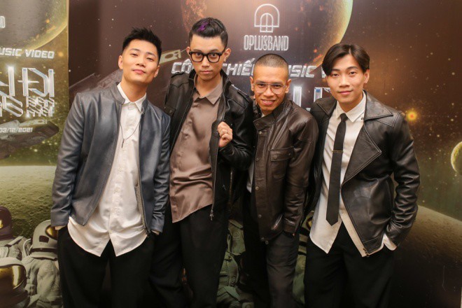 4 thành viên OPlus trong buổi giới thiệu MV Bay đi trong ban mai.