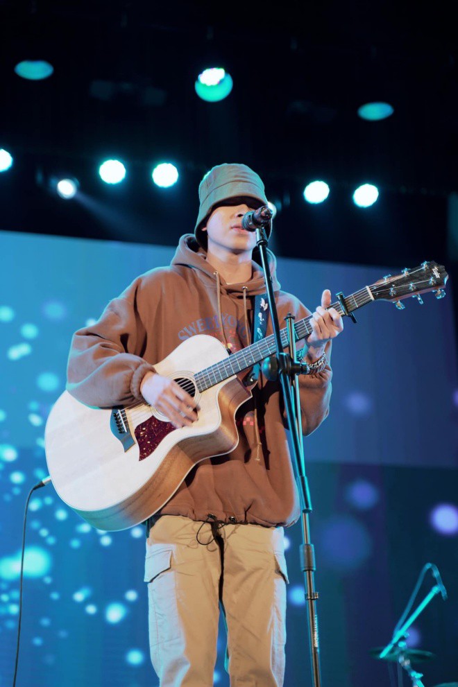 Thịnh Suy mộc mạc ôm đàn amp;#34;nhá hàngamp;#34; ca khúc mới cực amp;#34;ngọtamp;#34; - 3