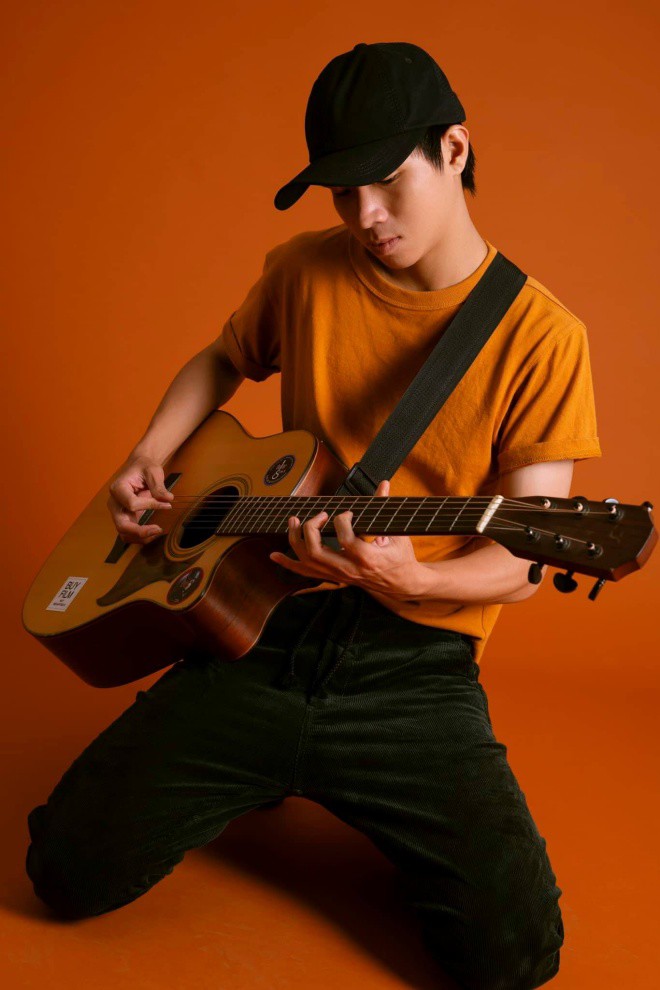 Hình ảnh và âm nhạc Thịnh Suy gắn liền với chiếc đàn guitar.