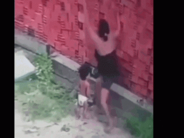  Clip: Mẹ dùng thân mình đỡ gạch rơi, cứu con khỏi tai nạn kinh hoàng 