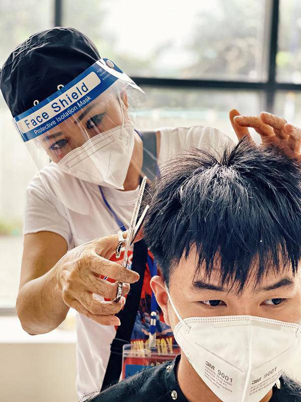 Phương Thanh từng phải nhịn ăn uống vì sợ làm phí bộ đồ bảo hộ - 2