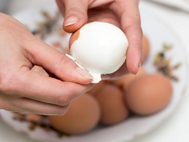 Luộc trứng, thêm vài giọt này vỏ tự động bong ra bất ngờ, trứng ngon mềm thơm