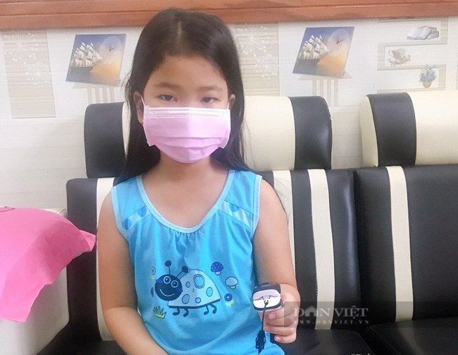 Một F0 là trẻ em được theo dõi cách ly tại nhà, đều đặn mỗi sáng được bố mẹ kiểm tra sức khoẻ. Ảnh: Nha Mẫn