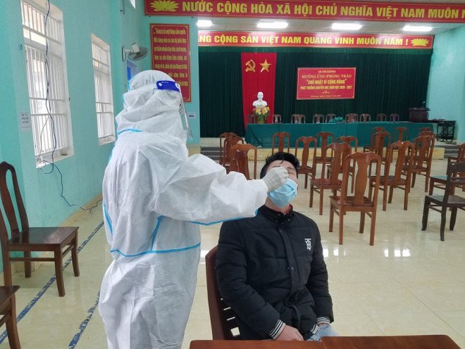 Lấy mẫu xét nghiệm cho người dân ở TP Huế