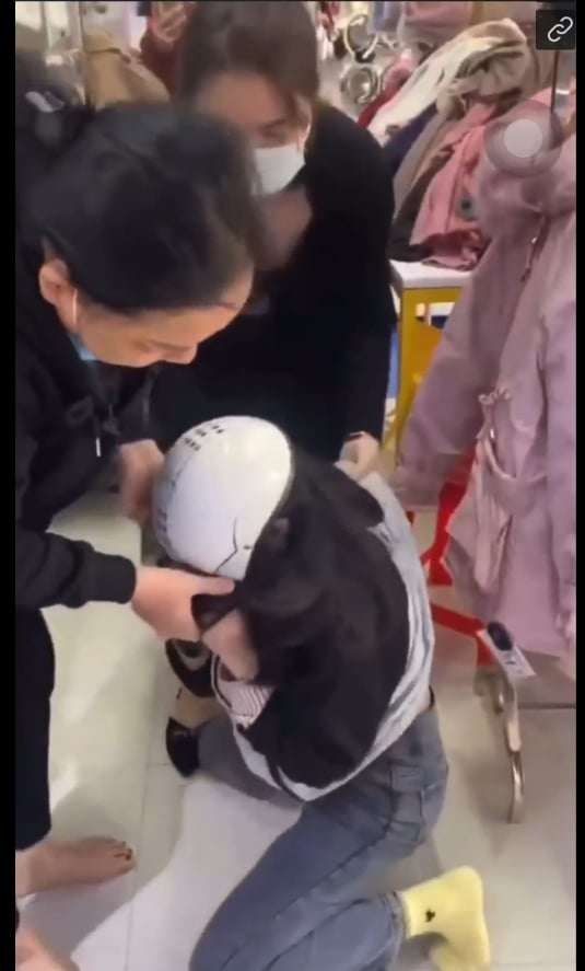 Hình ảnh cháu M bị những người phụ nữ trong shop thời trang Mai Hường làm nhục (ảnh cắt từ clip)