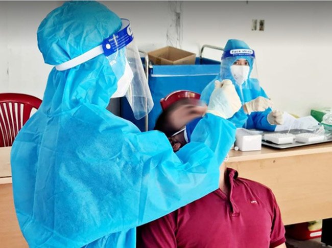 Lực lượng chức năng Nghệ An lấy mẫu xét nghiệm cho người dân.