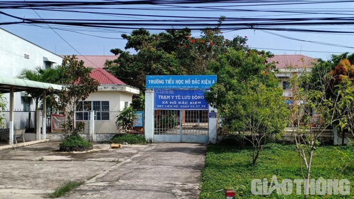 Một Trạm Y tế lưu động xã Hồ Đắc Kiện đặt tại Trường Tiểu học Hồ Đắc Kiện A (huyện Châu Thành, tỉnh Sóc Trăng).