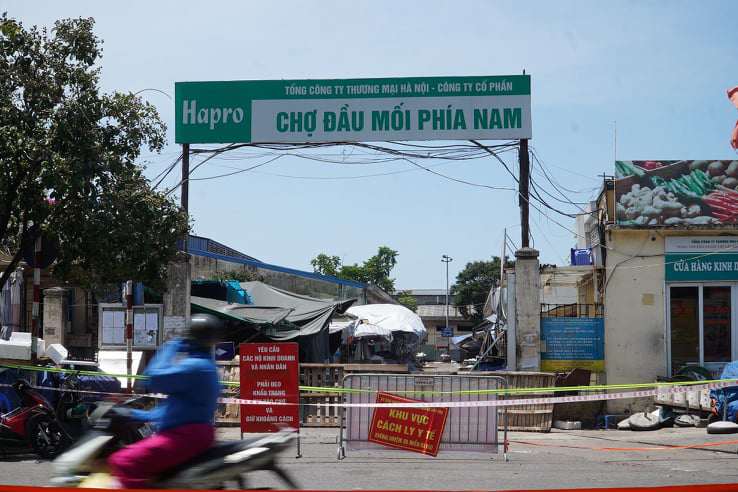 Hà Nội khẩn tìm người đến chợ đầu mối tại quận Hoàng Mai. Ảnh: VnExpress.