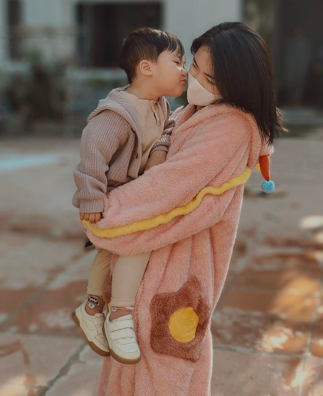 Hết làm anh hai miền Tây, con trai Hòa Minzy diện đồ đông cực yêu bên mẹ ở Bắc Ninh - 6