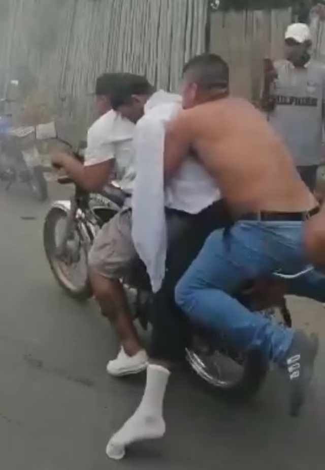 Bạn thân của con mở quan tài lấy thi thể con trai chở đi, thái độ bố mẹ gây sốc - 2