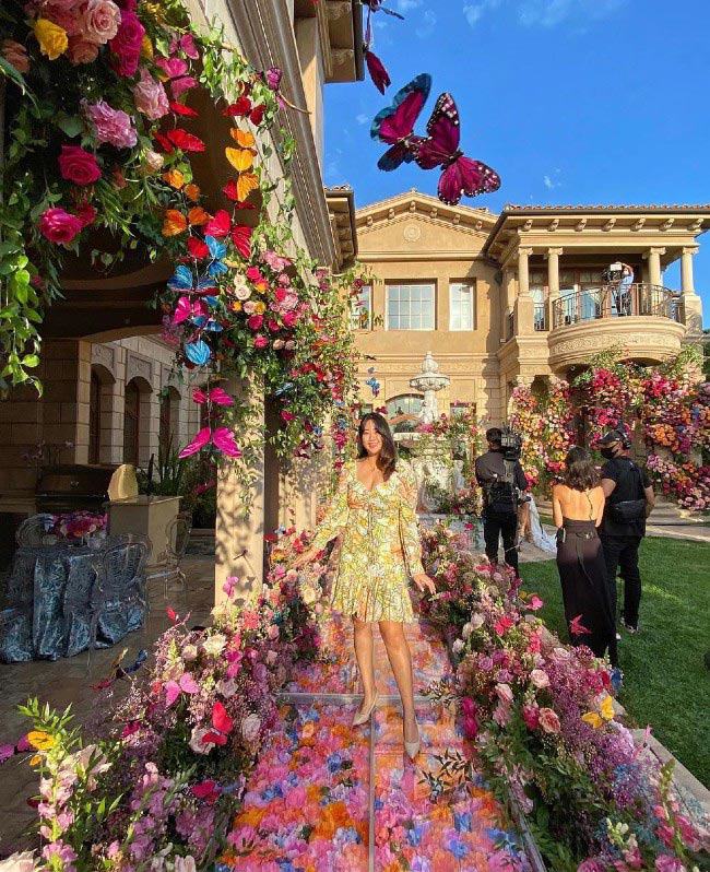 Bảo Linh tại căn biệt phủ lâu đài 800 tỷ của cô ruột