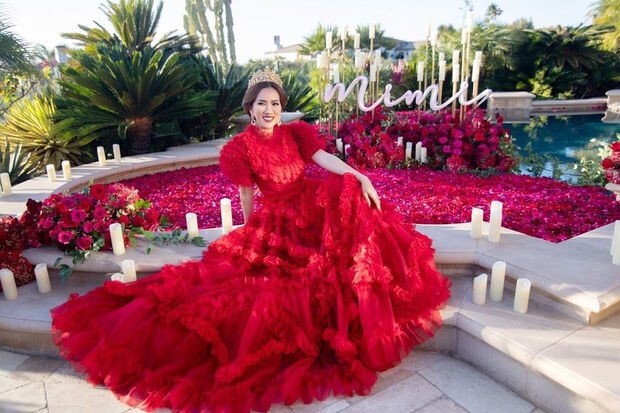 Nữ tỷ phú Mimi Morris tạo dáng trong tòa lâu đài 800 tỷ