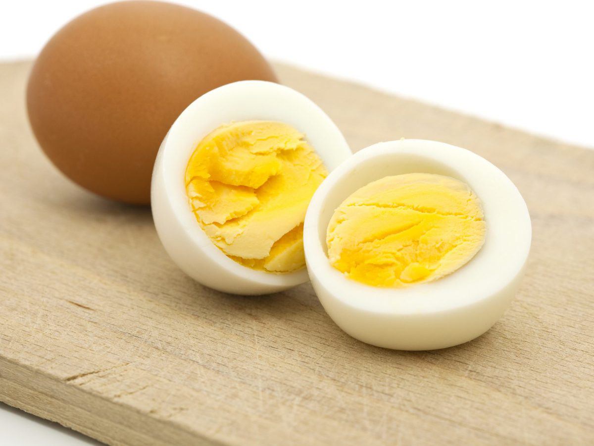 Luộc trứng, thêm vài giọt này vỏ tự động bong ra bất ngờ, trứng ngon mềm thơm - 4