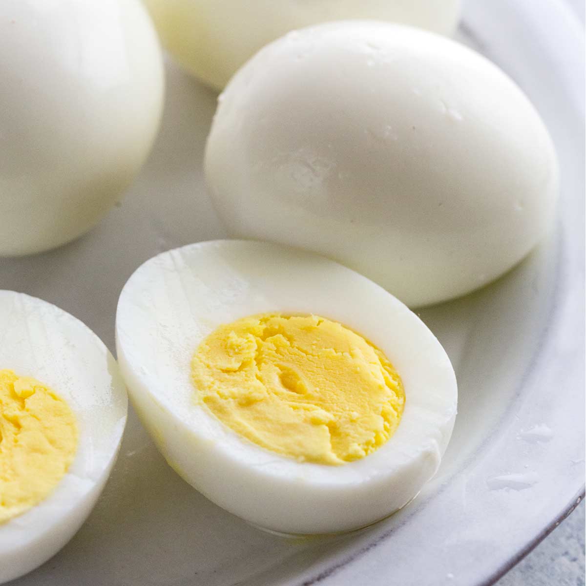 Luộc trứng, thêm vài giọt này vỏ tự động bong ra bất ngờ, trứng ngon mềm thơm - 5
