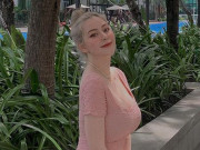 Thời trang - Khỏi Covid, gái xinh đã tươi tắn xuống phố với chiếc đầm trễ nải khoe thềm ngực gần 1 mét