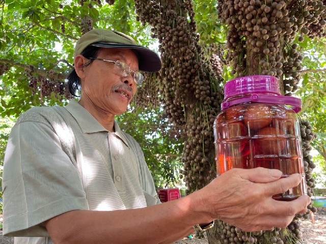 Rượu trái đỏ cũng là một đặc sản của người dân nơi đây
