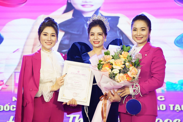 Bà Hoàng Thị Bích Ngọc (đứng giữa) đảm nhận vị trí Phó giám đốc điều hành, kiêm Giám đốc đào tạo Bae Live Việt Nam.