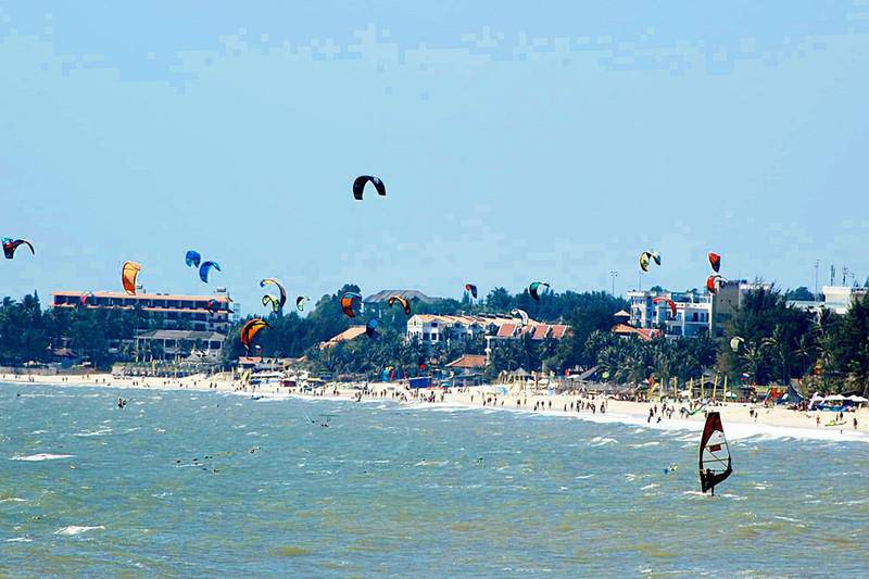 Bãi biển Mũi Né luôn chật cứng du khách trước đây. Ảnh: PHƯƠNG NAM