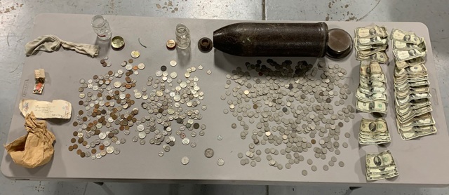 Dọn nhà phát hiện quả bom trong tủ quần áo, người phụ nữ ngỡ ngàng khi nhìn vào bên trong - 1