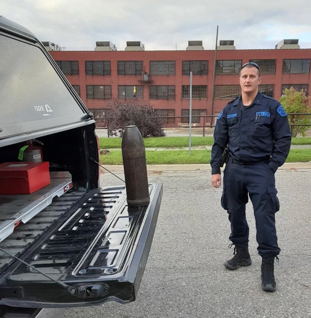 Dọn nhà phát hiện quả bom trong tủ quần áo, người phụ nữ ngỡ ngàng khi nhìn vào bên trong - 2