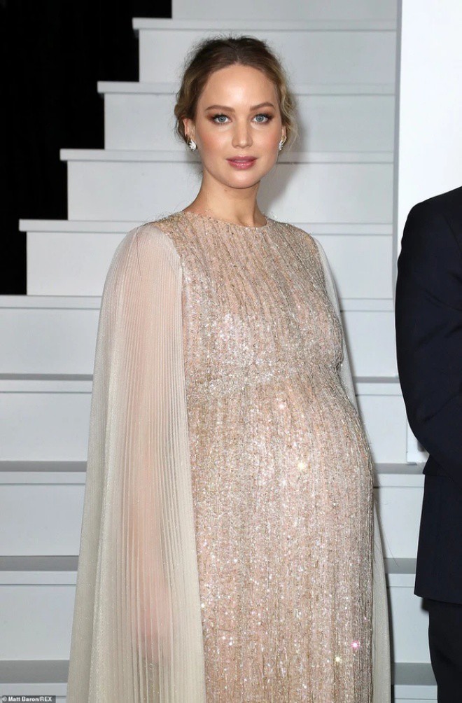 Jennifer gây sốt khi vác bụng bầu đi sự kiện.