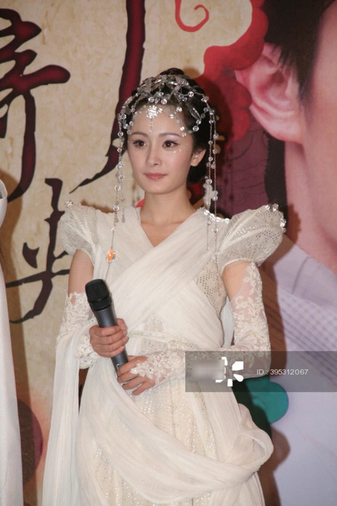 Blogger vừa đăng tải hình ảnh Dương Mịch khi cô tham gia quảng bá phim Tiên kiếm kỳ hiệp nhiều năm trước.