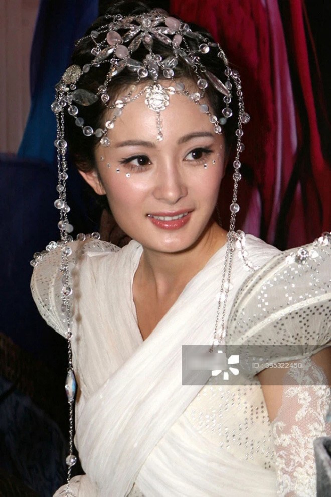 Khi đó, cô vẫn sở hữu chiếc cằm vuông.