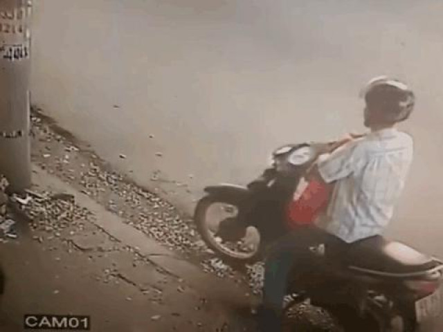 Clip Eva - Người phụ nữ tung cú đá "song phi" hạ gục tên trộm trước cửa nhà