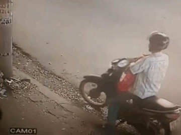 Clip: Người phụ nữ tung cú đá song phi hạ gục tên trộm trước cửa nhà