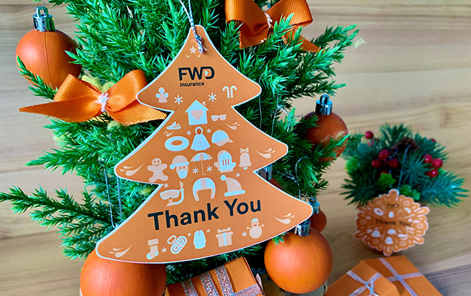 Tự tay viết những tấm thiệp xinh gửi đến người yêu thương là một ý tưởng hay để Giáng sinh “cam” thêm ý nghĩa