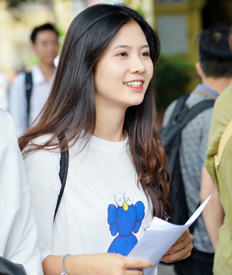 Nguyễn Quỳnh Trang không phải cái tên xa lạ với cộng đồng mạng. Sau khi lọt ống kính phóng viên tại kỳ thi THPT QG 2019, cô nữ sinh nhanh chóng nhận được sự chú ý và trở thành “hot girl mùa thi” nhờ nhan sắc nổi bật.
