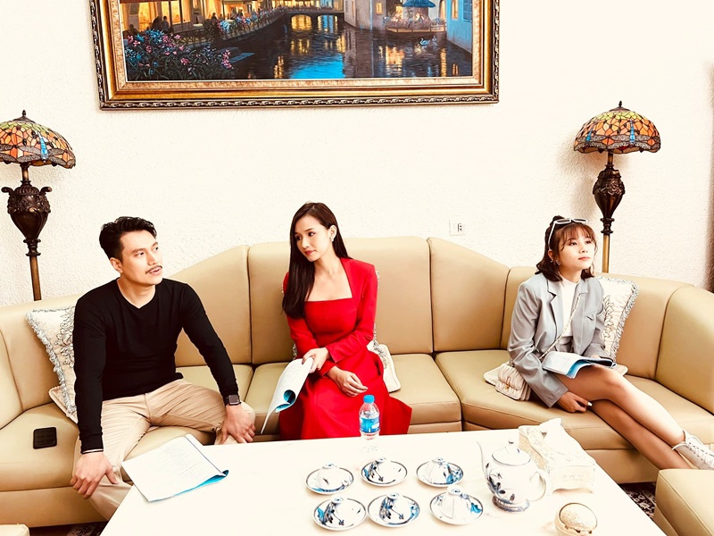 Trong phim mới, Việt Anh vào vai Việt, một người đàn ông đã từng đổ vỡ hôn nhân và có con gái lớn. Anh bắt đầu cuộc hôn nhân thứ hai với nữ biên kịch xinh đẹp Cẩm Giang (Lã Thanh Huyền).
