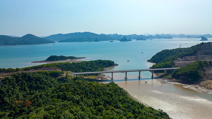 Cây cầu ở Quảng Ninh có cảnh đẹp nín thở như biển Nha Trang, lại thêm cái tên đặc biệt - 1