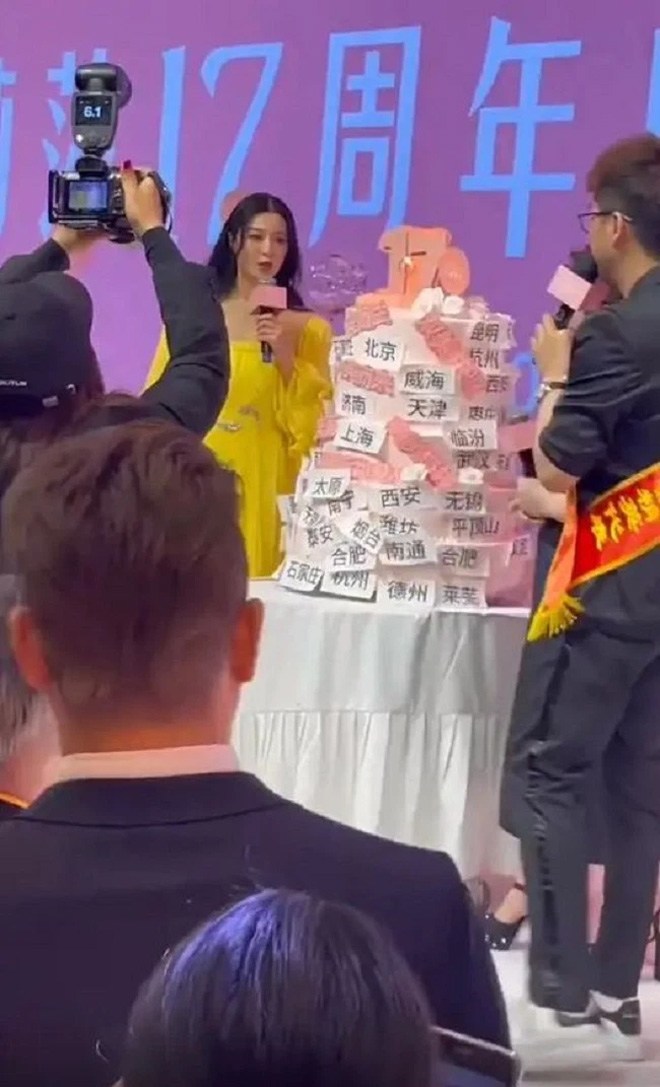 Vẻ ngoài của cô khác lạ không nhận ra.