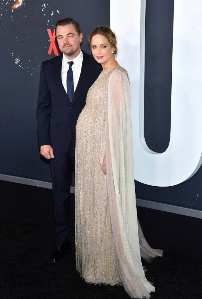 Jennifer Lawrence xuất hiện trên thảm đỏ cùng với Leonardo DiCaprio.