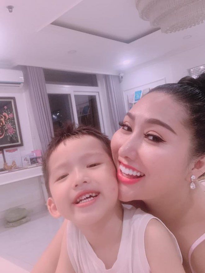 Nữ diễn viên thông báo thông tin mình và con trai nhiễm COVID-19.