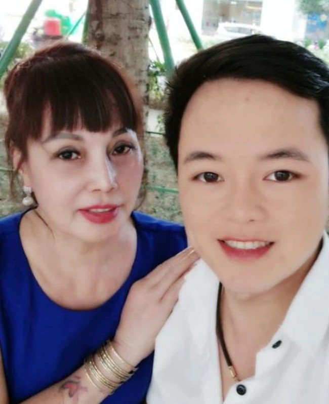 Cô dâu Thu Sao chia sẻ, cả 2 đang tập trung kinh doanh, bán hàng online nên thu nhập rủng rỉnh.